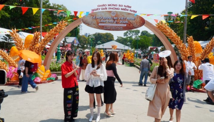 Tausende Touristen besuchen das größte Banh Mi-Festival in Vietnam Foto 1