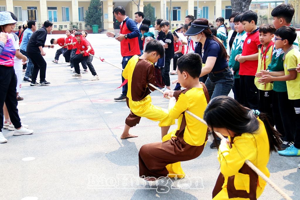  การแข่งขันดึงเชือกรอบชิงชนะเลิศระหว่างโรงเรียนประถมศึกษาและมัธยมศึกษา Ly Thuong Kiet และโรงเรียนประถมศึกษาและมัธยมศึกษา Hoan Long