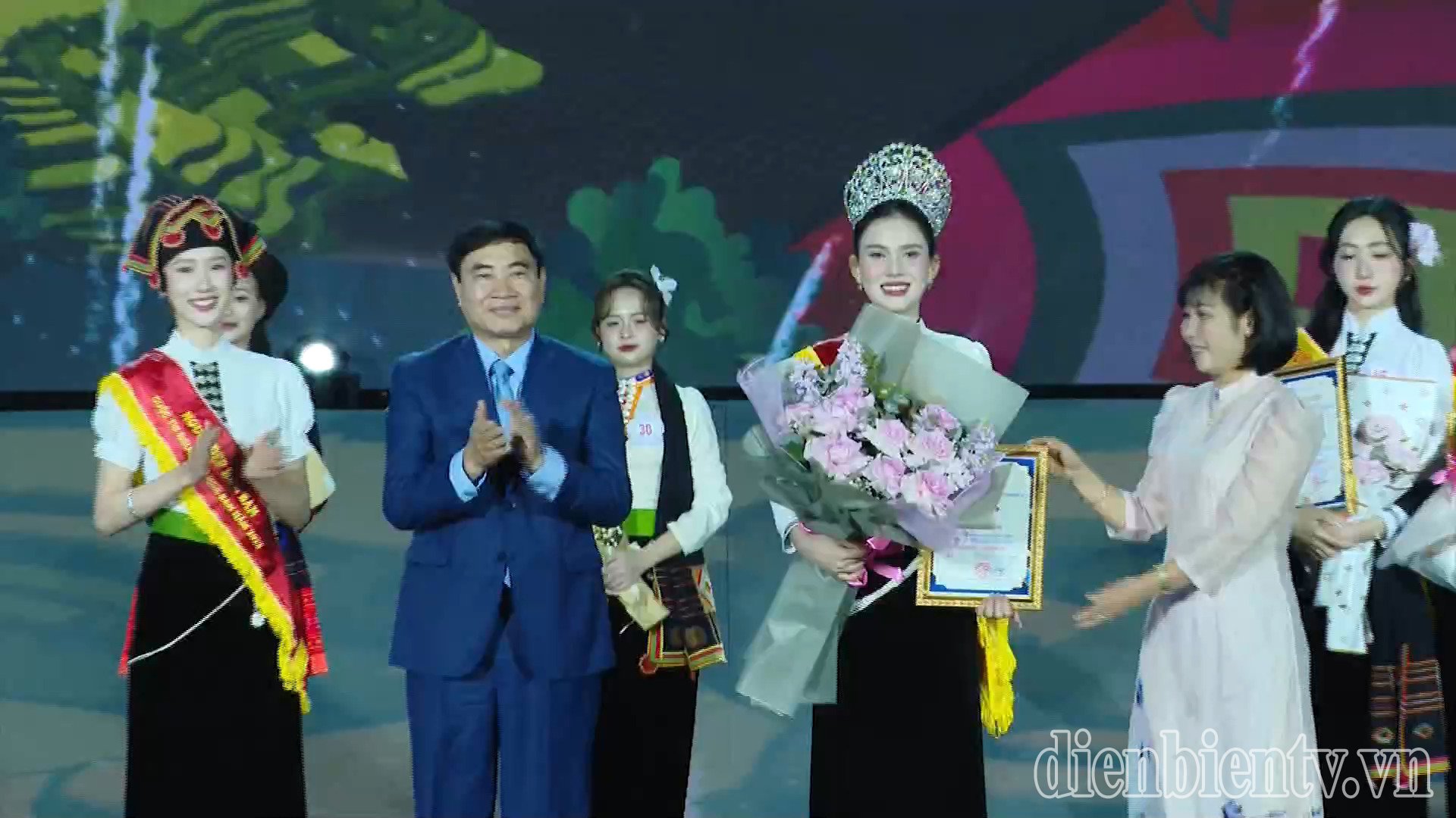 Phan Tran Linh Dan crowned Miss Hoa Ban 2025