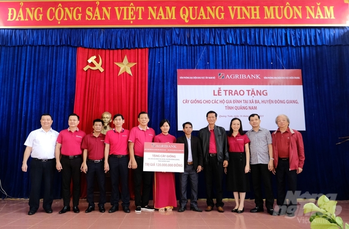 Lễ trao tặng cây giống cho các hộ gia đình trên địa bàn xã Ba, huyện Đông Giang, tỉnh Quảng Nam. Ảnh: Minh Khương.