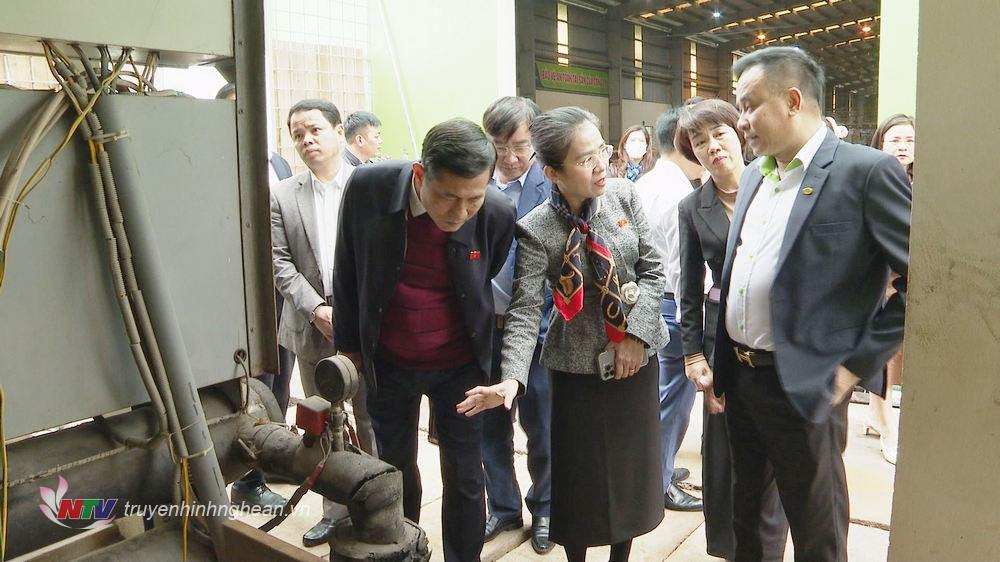 Das Überwachungsteam inspizierte das Abwasseraufbereitungssystem der Tien Phong Central Youth Plastic Company Limited.