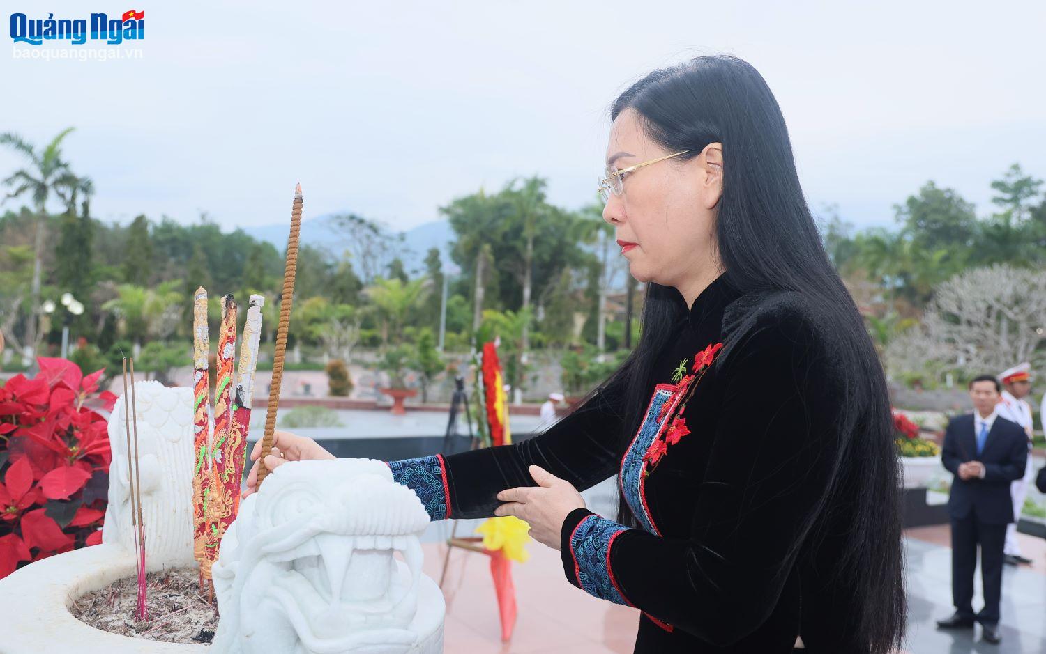 Bui Thi Quynh Van, miembro del Comité Central del Partido, secretaria del Comité Provincial del Partido y presidenta del Consejo Popular Provincial, ofreció incienso en el Memorial del Cementerio Provincial de los Mártires.