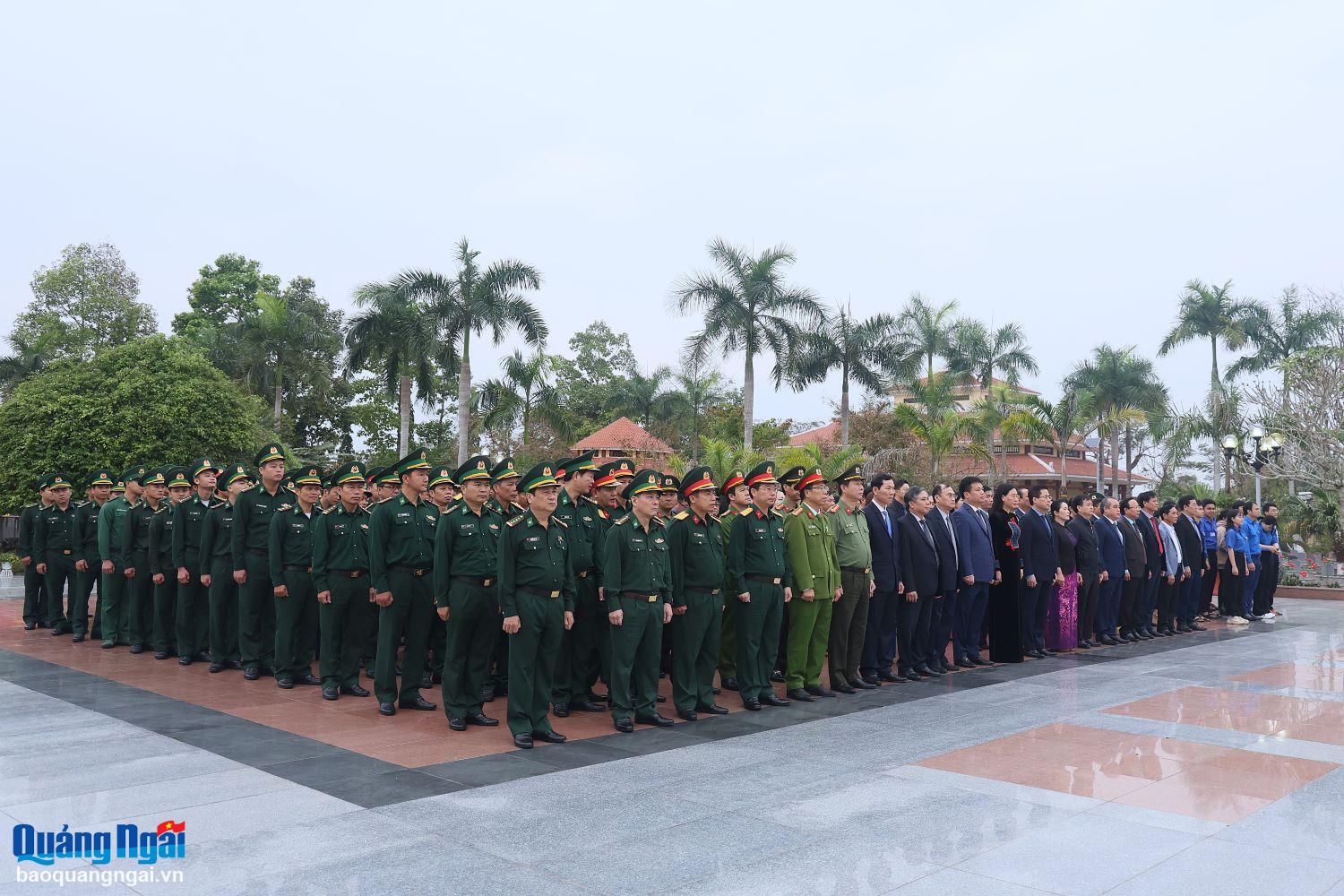 Các đồng chí lãnh đạo tỉnh và các đại biểu tham dự Lễ viếng Nghĩa trang Liệt sĩ tỉnh.