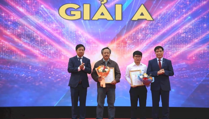 Quang Nam entrega premios de prensa para celebrar el 95 aniversario de la fundación del Comité Provincial del Partido