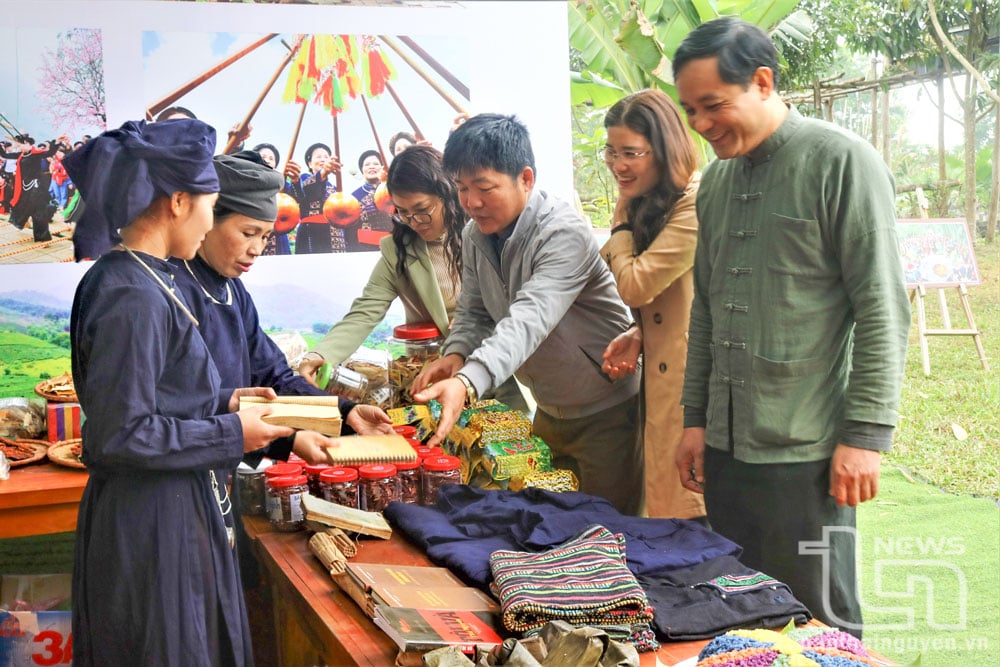 Los productos tradicionales de los grupos étnicos Tay y Nung de la provincia de Thai Nguyen atraen a muchos turistas.