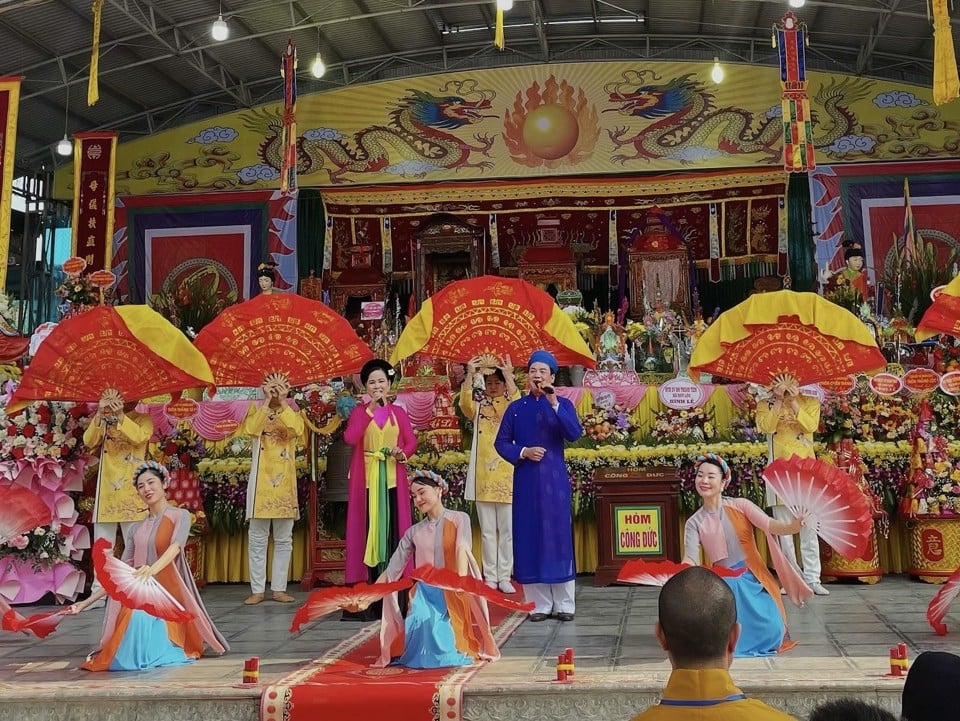 Le festival se déroule avec des activités traditionnelles passionnantes imprégnées de la culture côtière telles que : la pêche au calmar, le tissage de filets, les échecs, le tir à la corde, les programmes artistiques, etc. En 2018, le ministère de la Culture, des Sports et du Tourisme a décerné le certificat « Certificat du festival Cau Ngu de la commune de Ngu Loc comme patrimoine culturel immatériel national ».  