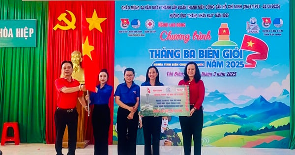 Lao Dong Zeitung präsentiert Nationalflagge in Tay Ninh