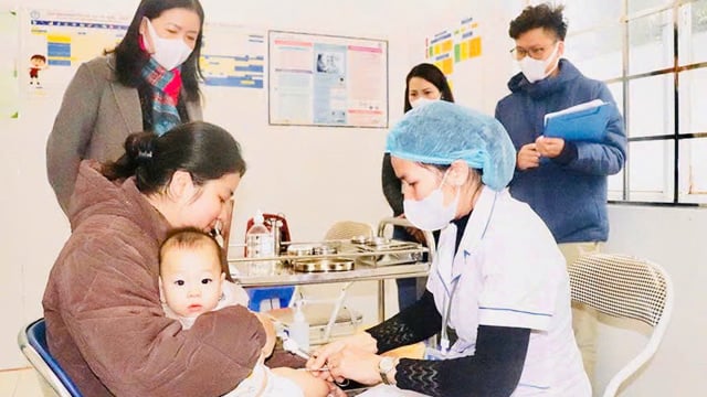 Hanoi ensures enough measles vaccines