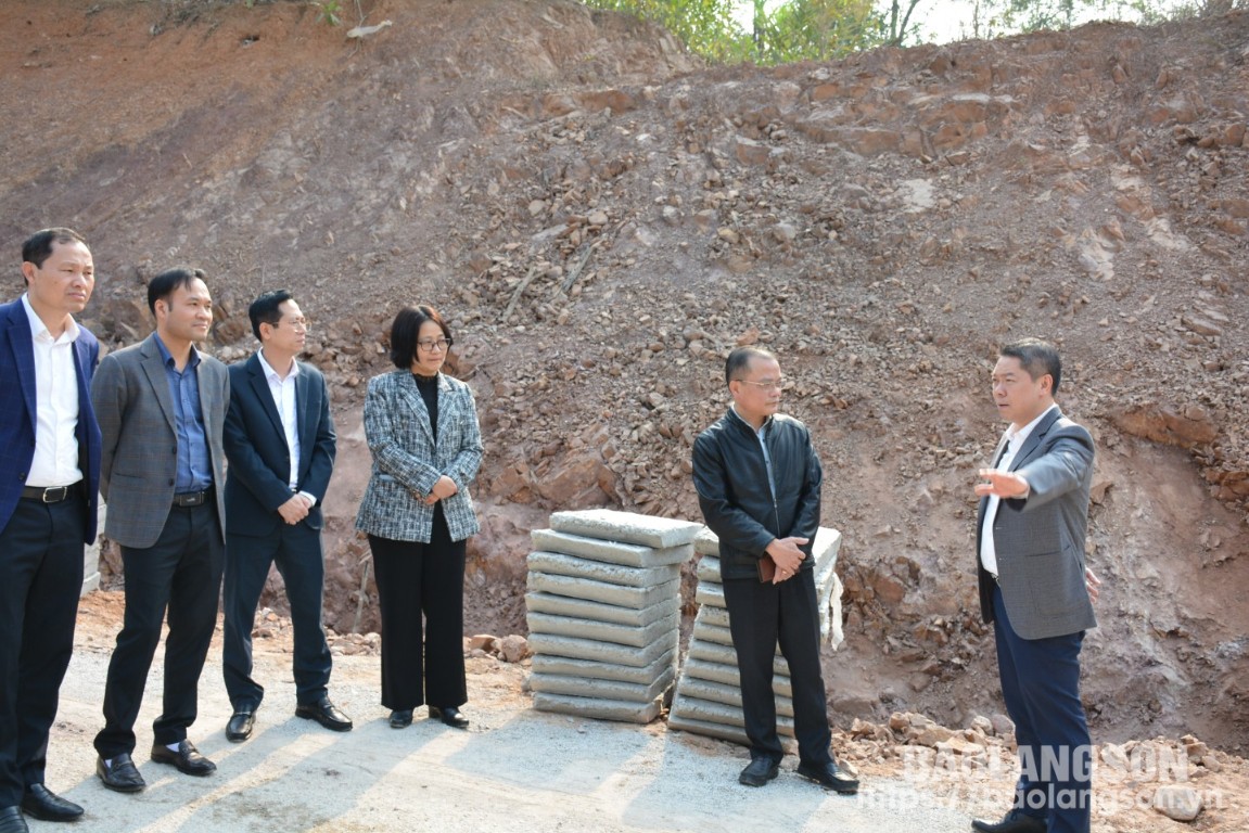 Le groupe de travail a inspecté la situation actuelle du projet de route de prévention des inondations au centre des communes montagneuses pauvres 30a (Dong Thang, Cuong Loi, Lam Ca) 