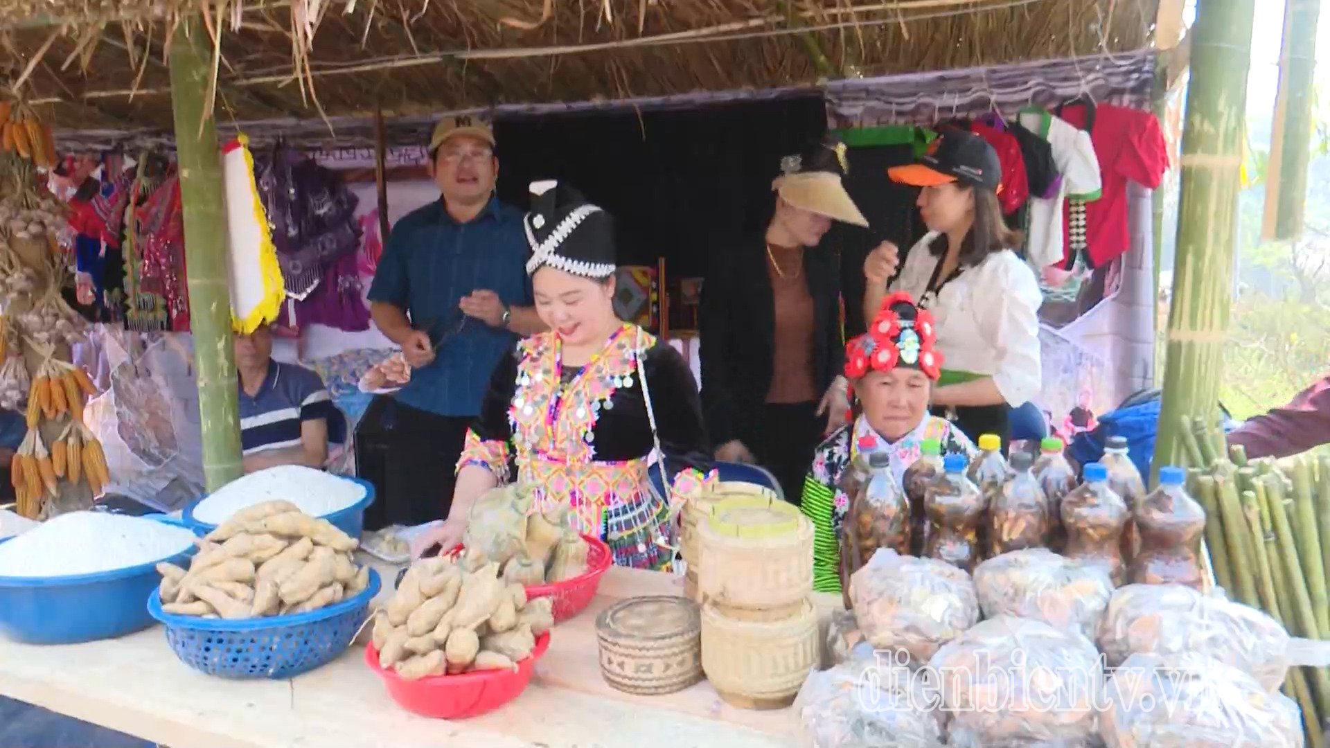 موونغ آنغ ينظم مهرجان بان فلاور