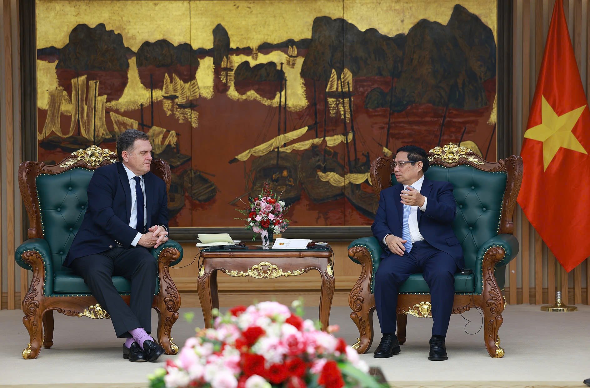 France is ready to cooperate with Vietnam in strategic transport projects.