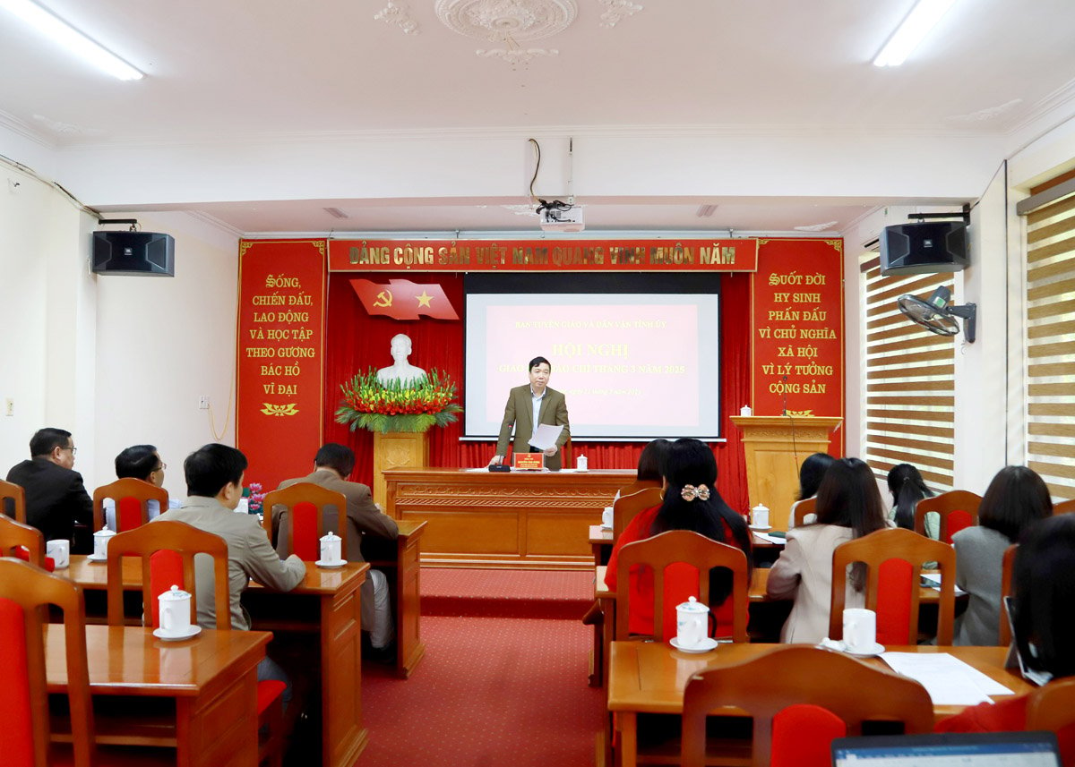 Le camarade Nguyen Van Hung, chef adjoint du département de propagande et de mobilisation de masse du comité provincial du Parti, a pris la parole lors de la conférence.