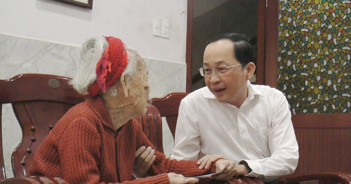 Thang Binh donated 200 million VND and transferred 8,000 gifts to visit families of policy beneficiaries and outstanding meritorious people.