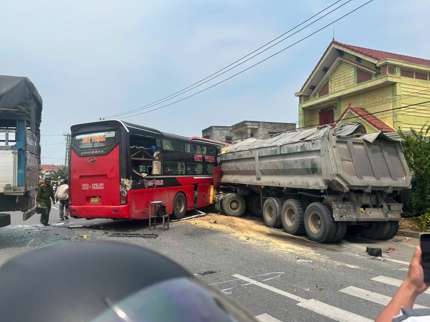 Phần đầu xe khách và ô tô đầu kéo đâm vào nhà dân ven đường.