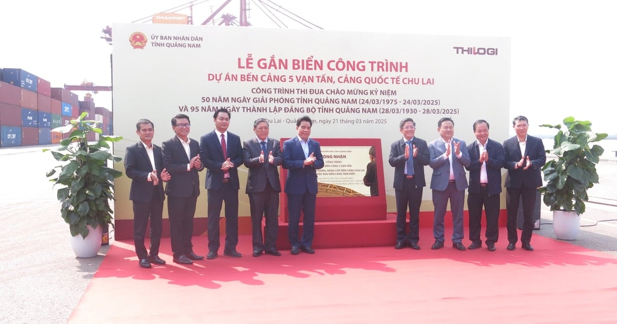 Mounting of welcome plaque for 50,000 ton port project