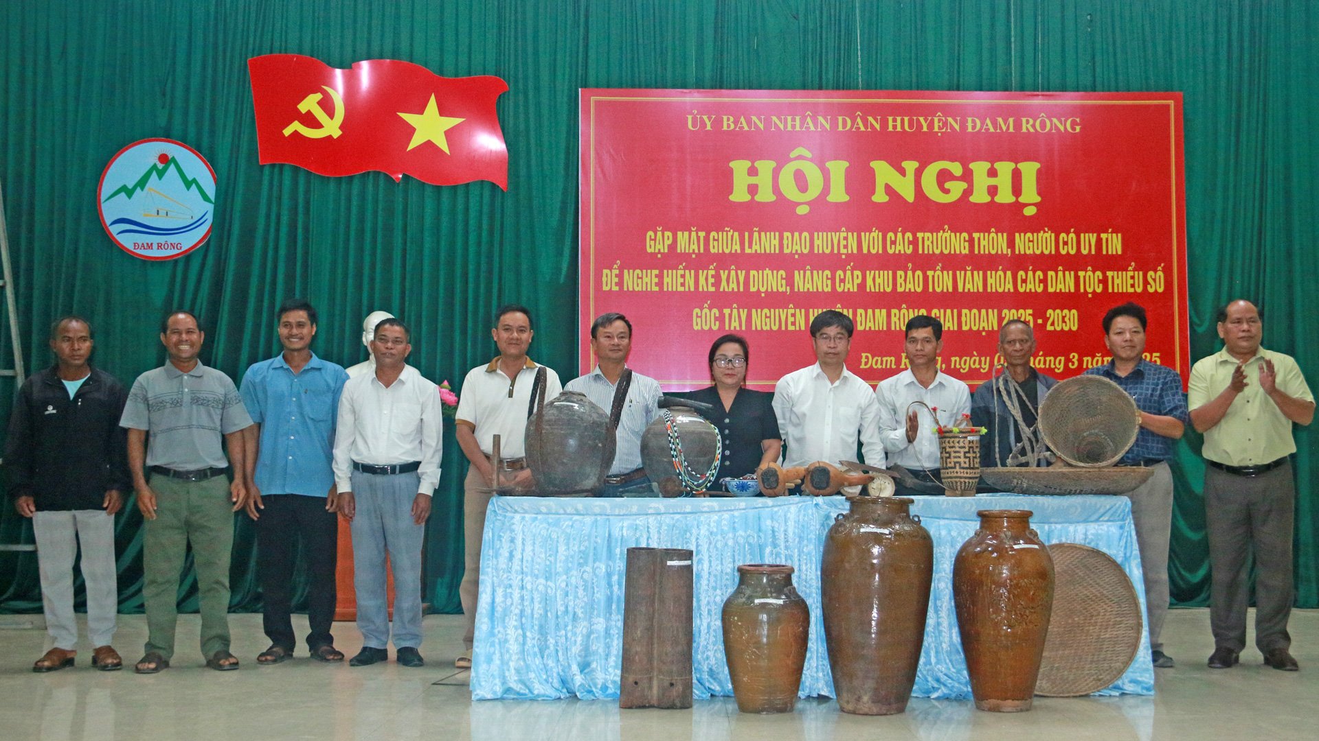 Lãnh đạo huyện vinh danh nhiều cán bộ, Nhân dân tham gia hiến tặng hiện vật, tư liệu để trưng bày tại Khu bảo tồn văn hóa của huyện