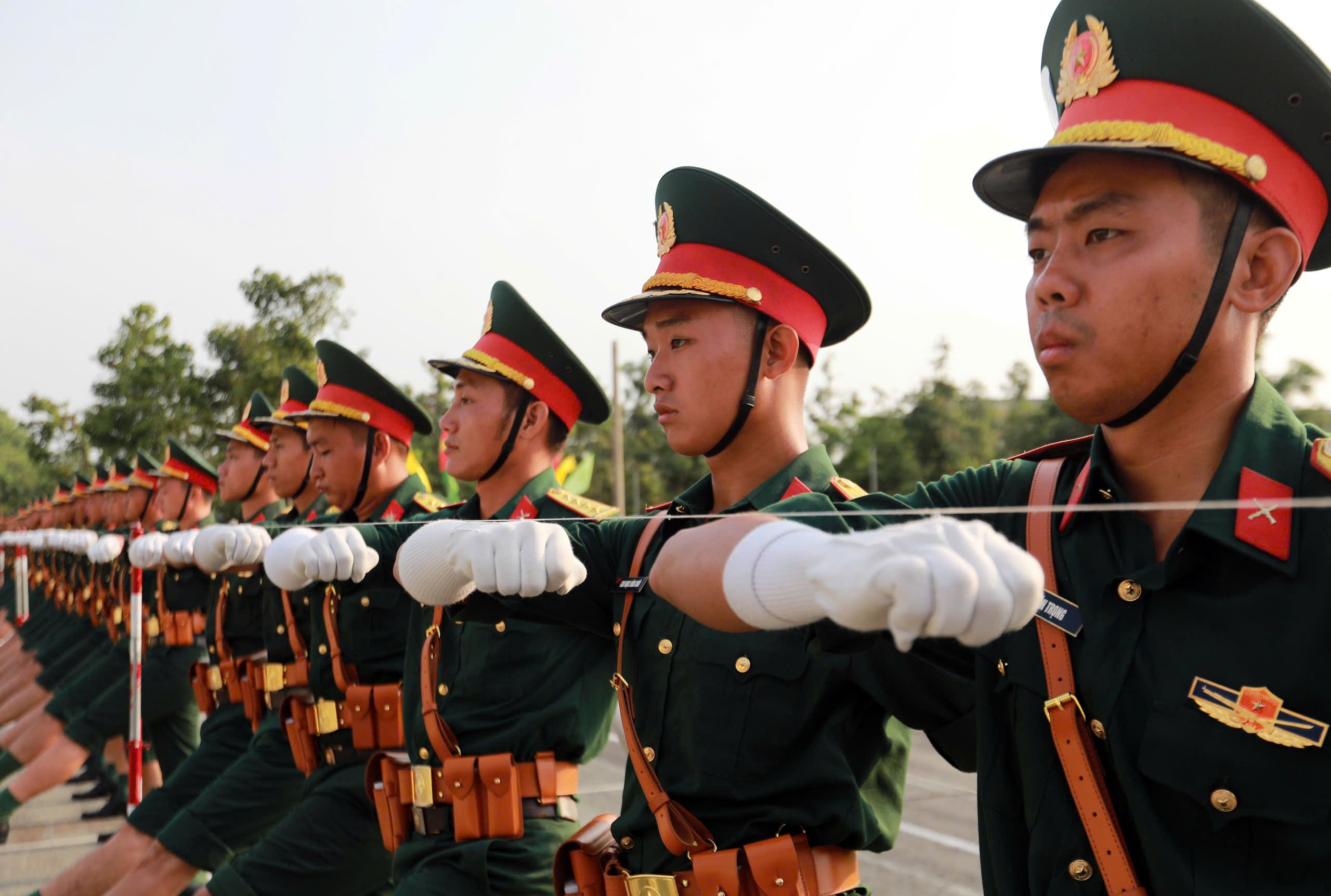 国家統一50周年：陸軍第34軍団の印象的なパレード練習 - 写真11。