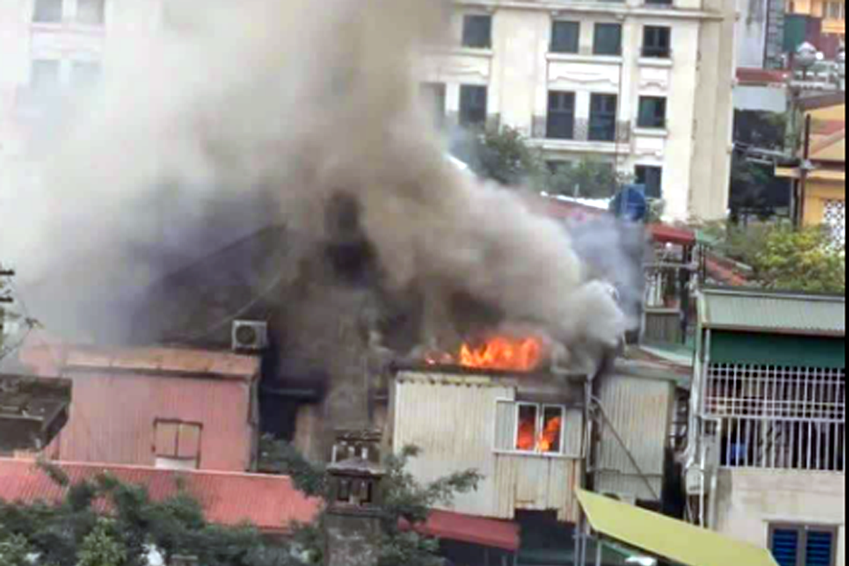 In einem alten Apartmentkomplex im Zentrum von Hanoi bricht am Mittag ein Feuer aus