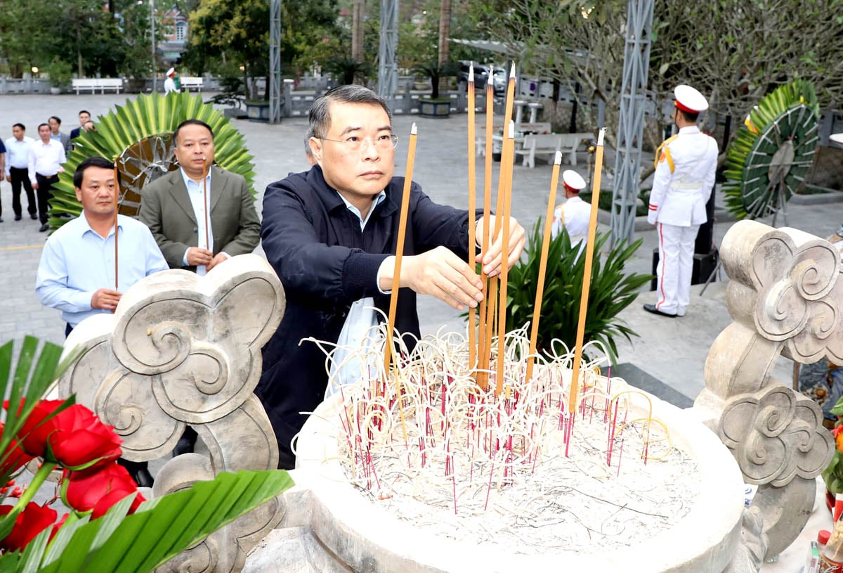 El jefe del Comité Organizador Central, Le Minh Hung, ofreció incienso para rendir homenaje a los heroicos mártires en el Monumento del Cementerio Nacional de los Mártires de Vi Xuyen.