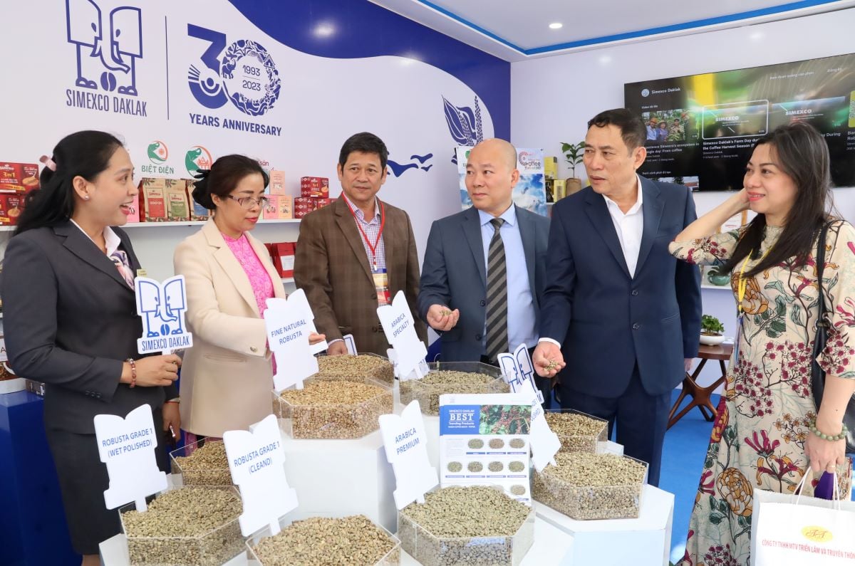 More than 430 booths of units and businesses registered to participate in the Fair and Exhibition specializing in coffee and OCOP products