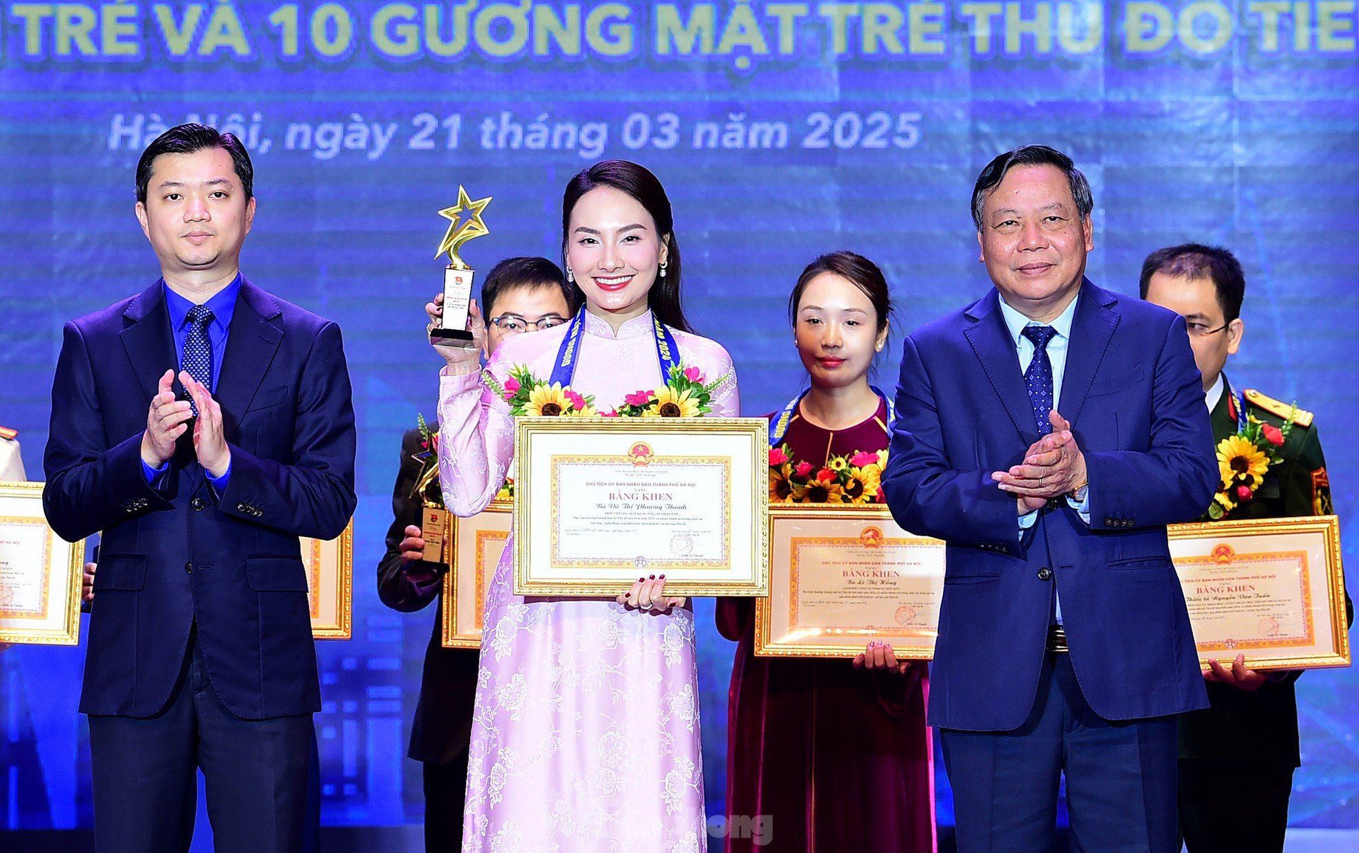 La actriz Bao Thanh y la profesora asociada más joven de Vietnam fueron honradas como Rostros Jóvenes Destacados de la Capital 2024 foto 17