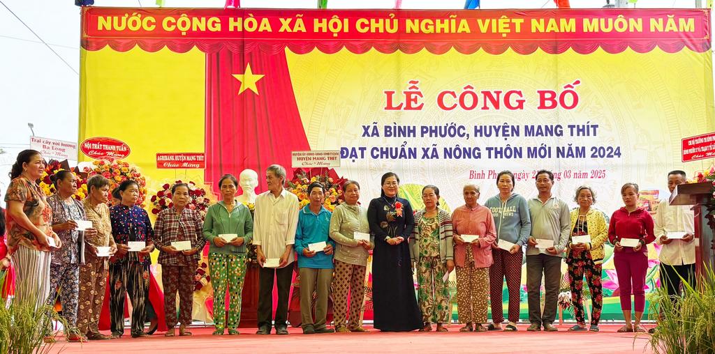 Die stellvertretende Leiterin der Delegation der Nationalversammlung der Provinz Vinh Long, Nguyen Thi Minh Trang, überreichte 20 Geschenke an Politikerhaushalte. 