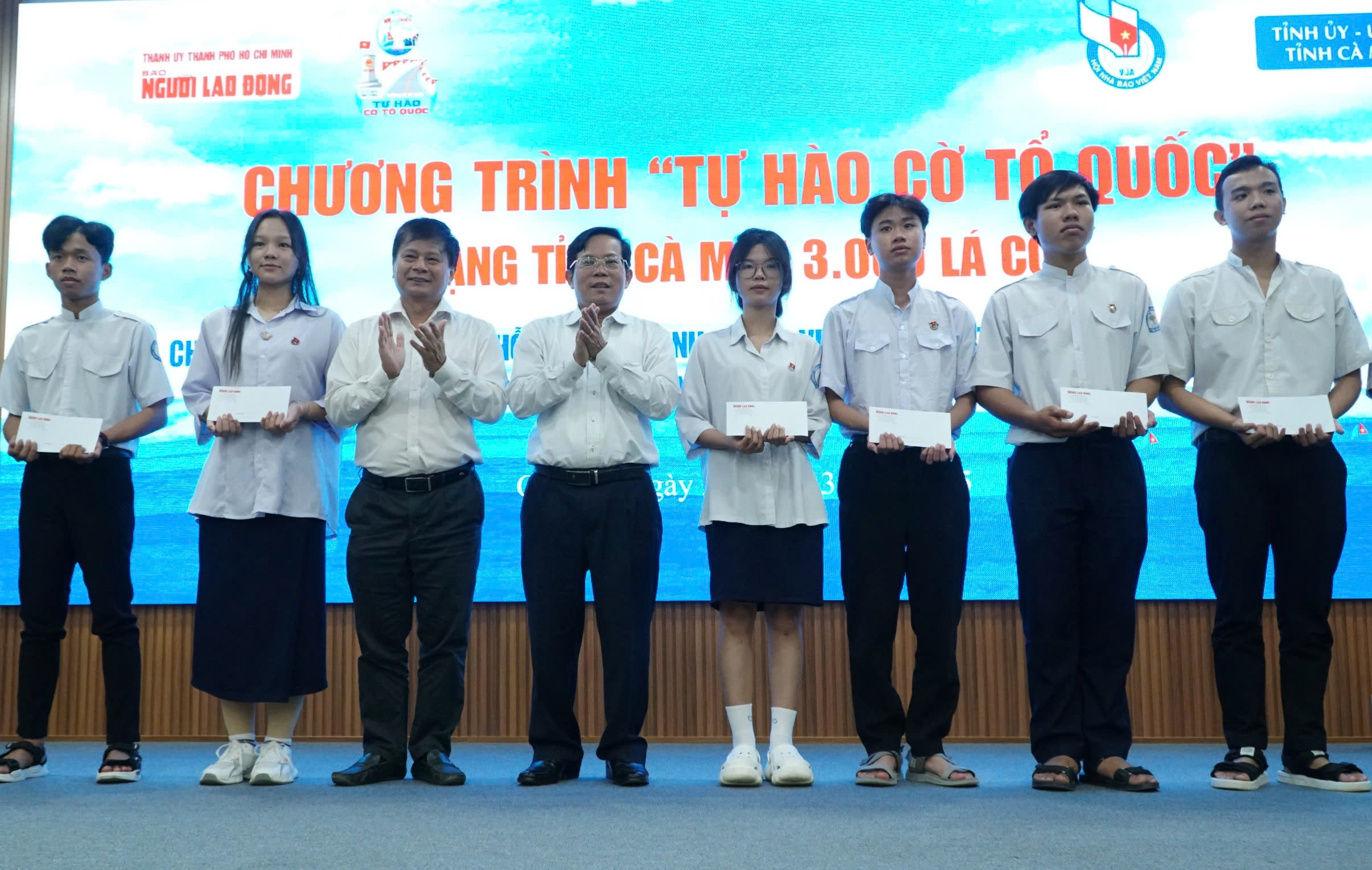 Báo Người Lao Động trao tặng cờ Tổ quốc và học bổng tại Cà Mau và Hậu Giang- Ảnh 6.