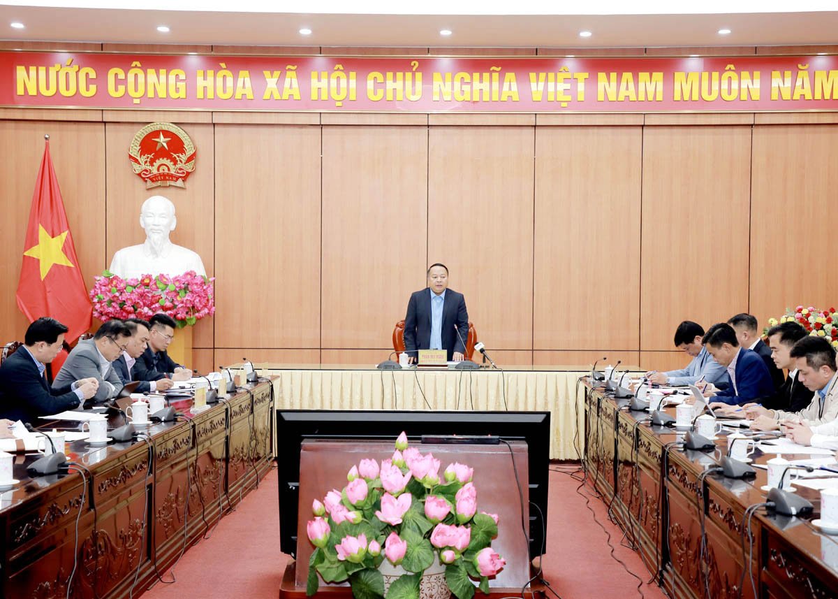 El presidente del Comité Popular Provincial, Phan Huy Ngoc, pronunció un discurso de clausura en la reunión.  