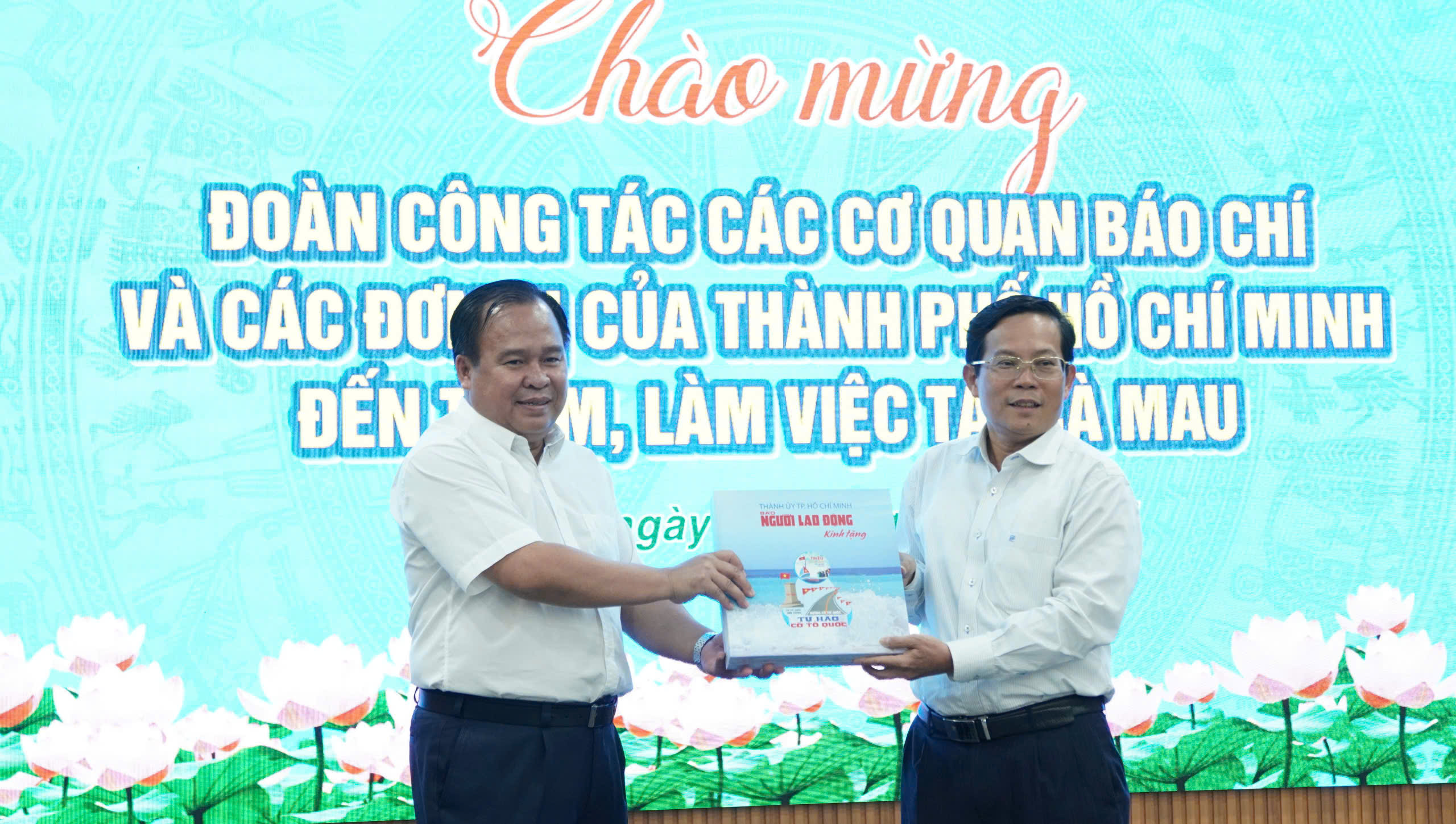 Báo Người Lao Động trao tặng cờ Tổ quốc và học bổng tại Cà Mau và Hậu Giang- Ảnh 7.