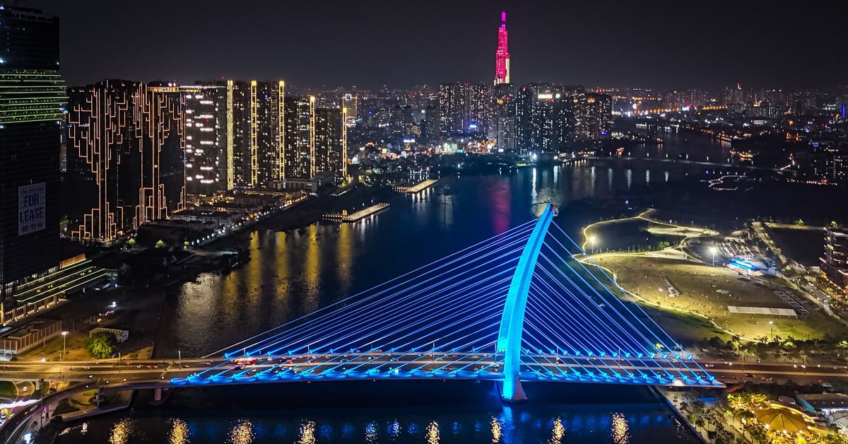 Die prächtige Ba-Son-Brücke verbindet moderne Stadtgebiete an beiden Ufern des Saigon-Flusses.