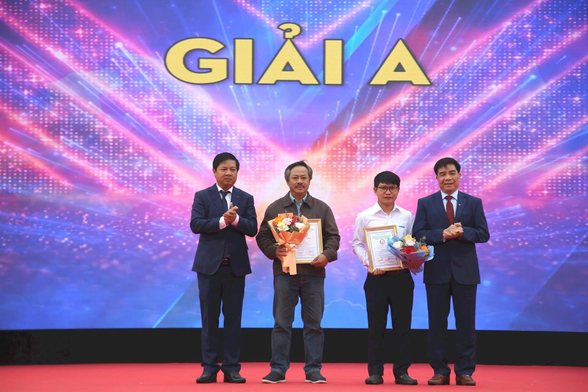 Ceremonia de entrega de premios del periódico Quang Nam para celebrar el 95º aniversario de la fundación del Partido y la situación 1