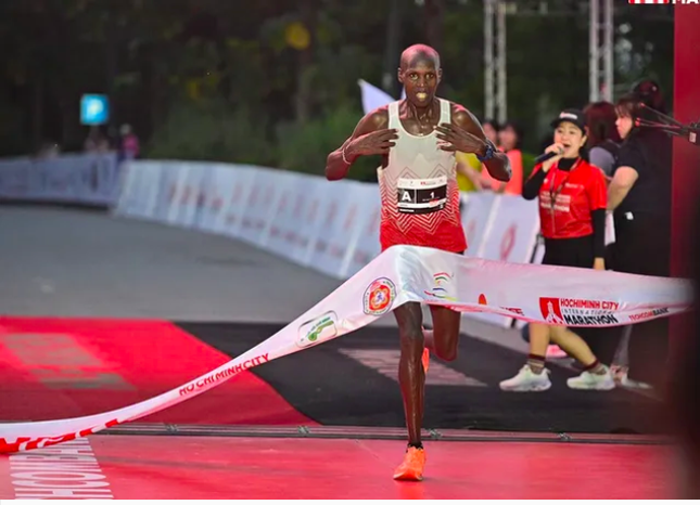 Ausländischer Wind bringt Bewegung in die Strecke des Tien Phong Marathon 2025 – Foto 1