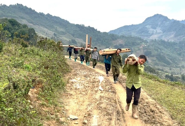 Lao Cai youth carry materials, cross steep passes to help people remove temporary houses photo 3