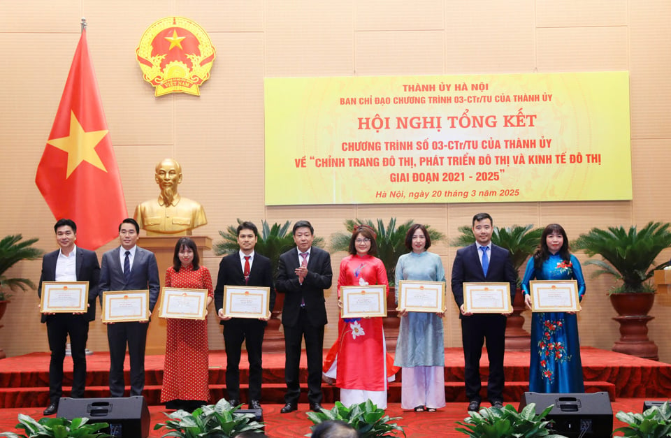 Vice Chairman of Hanoi People's Committee Duong Duc Tuan awarded Certificates of Merit from the City People's Committee to outstanding individuals.