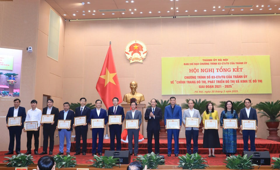 Head of the Hanoi Party Committee's Propaganda and Mass Mobilization Department Nguyen Doan Toan awarded Certificates of Merit from the City People's Committee to outstanding collectives.