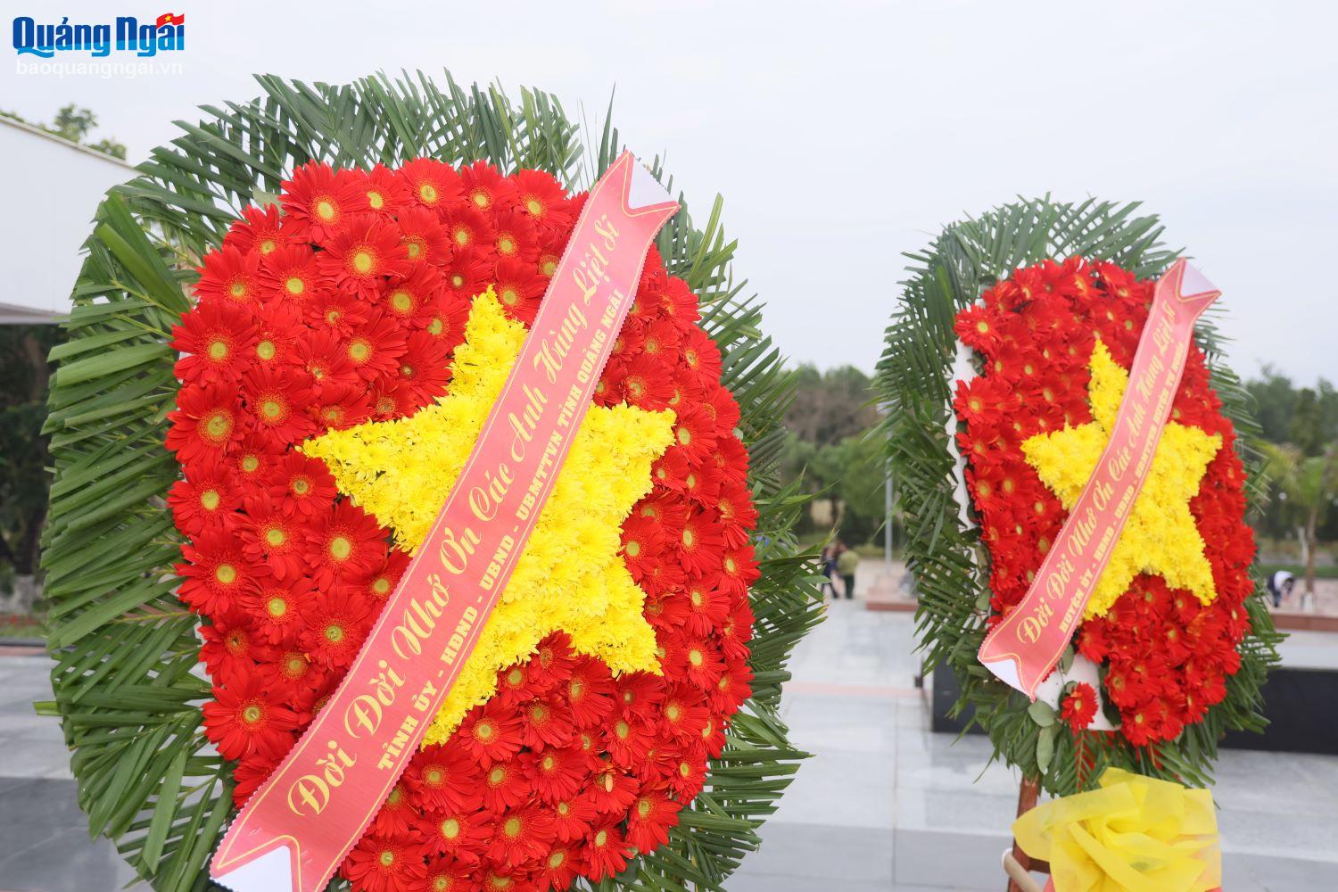 La delegación del Comité Provincial del Partido, el Consejo Popular, el Comité Popular y el Comité del Frente de la Patria de Vietnam de la provincia ofreció una corona de flores con las palabras 