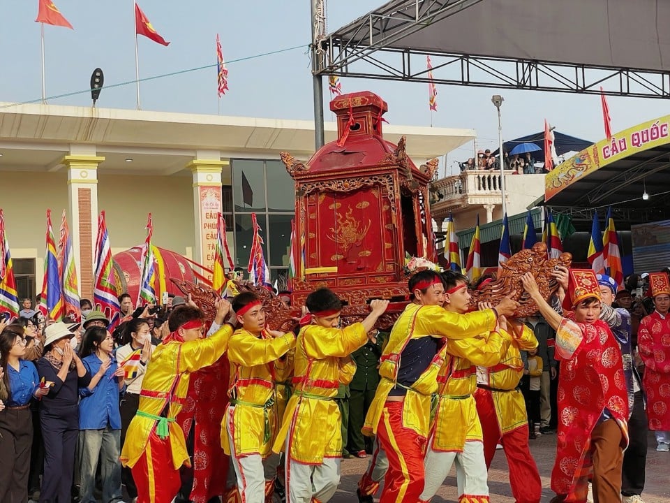 Le festival Cau Ngu se déroule dans une ambiance animée avec de nombreuses activités telles que : procession en palanquin, procession d'offrandes, procession et adieu de Long Chau ; Performance de tambour, musique aquatique, offrande d'encens au centre culturel de la commune de Ngu Loc.