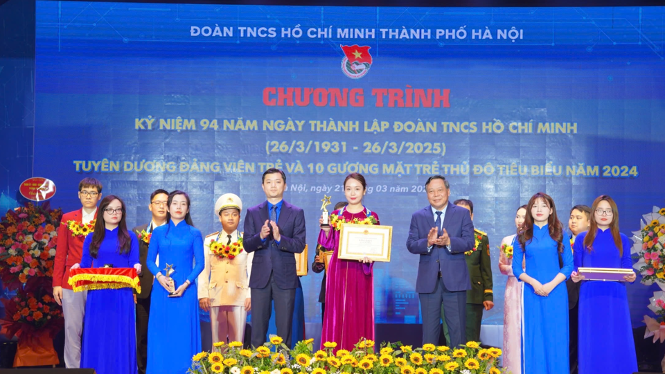 Bí thư Trung ương Đoàn, Chủ tịch Trung ương Hội Sinh viên Việt Nam Nguyễn Minh Triết và Phó Bí thư Thường trực Thành ủy Hà Nội Nguyễn Văn Phong trao giải thưởng Gương mặt trẻ Thủ đô tiêu biểu