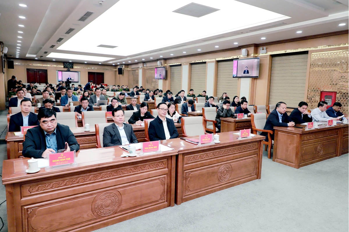 Delegates attending the conference at the Provincial Party Committee bridge.