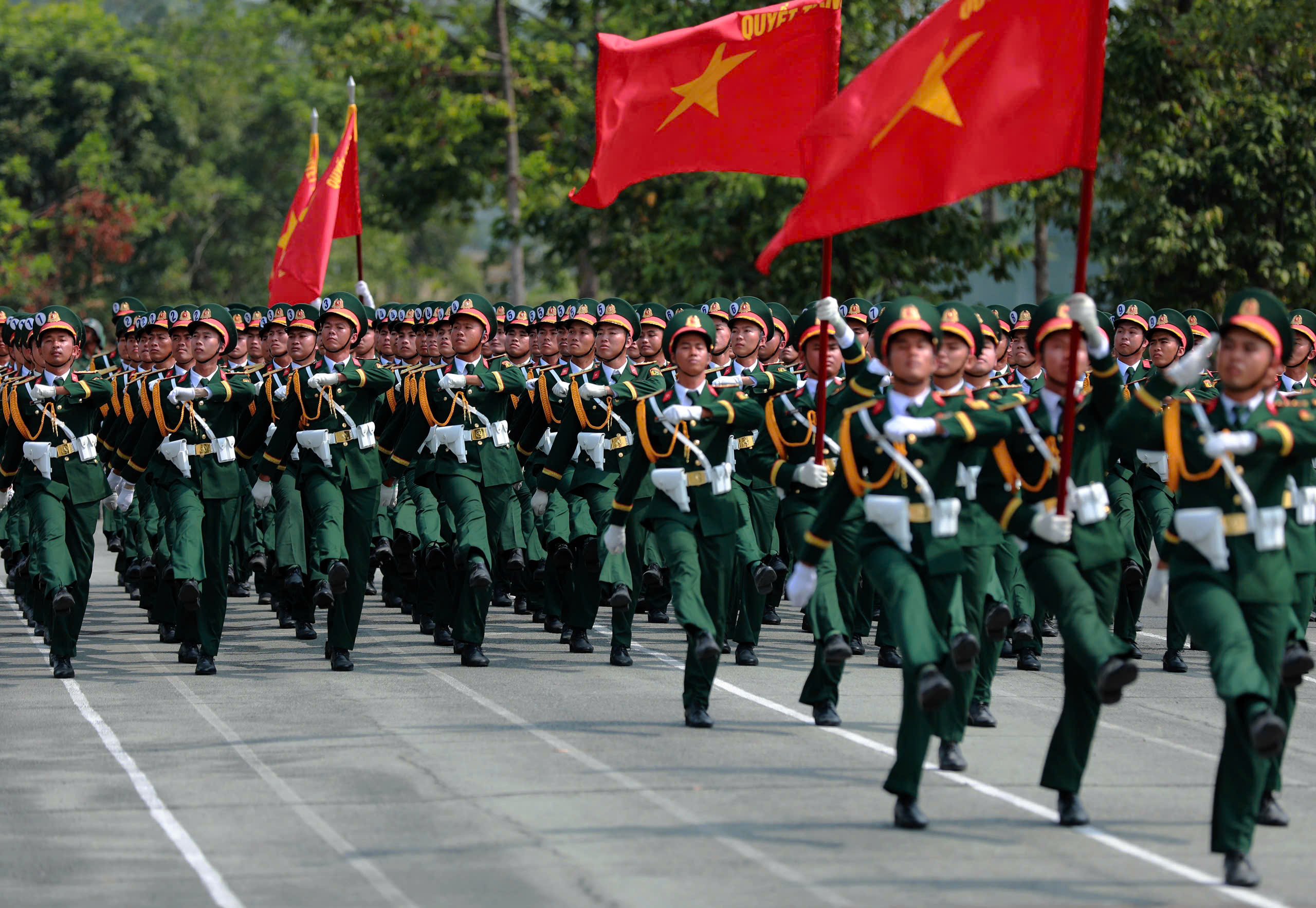 50 años de reunificación nacional: Impresionante práctica de desfile en el Cuerpo de Ejército 34 - Foto 1.