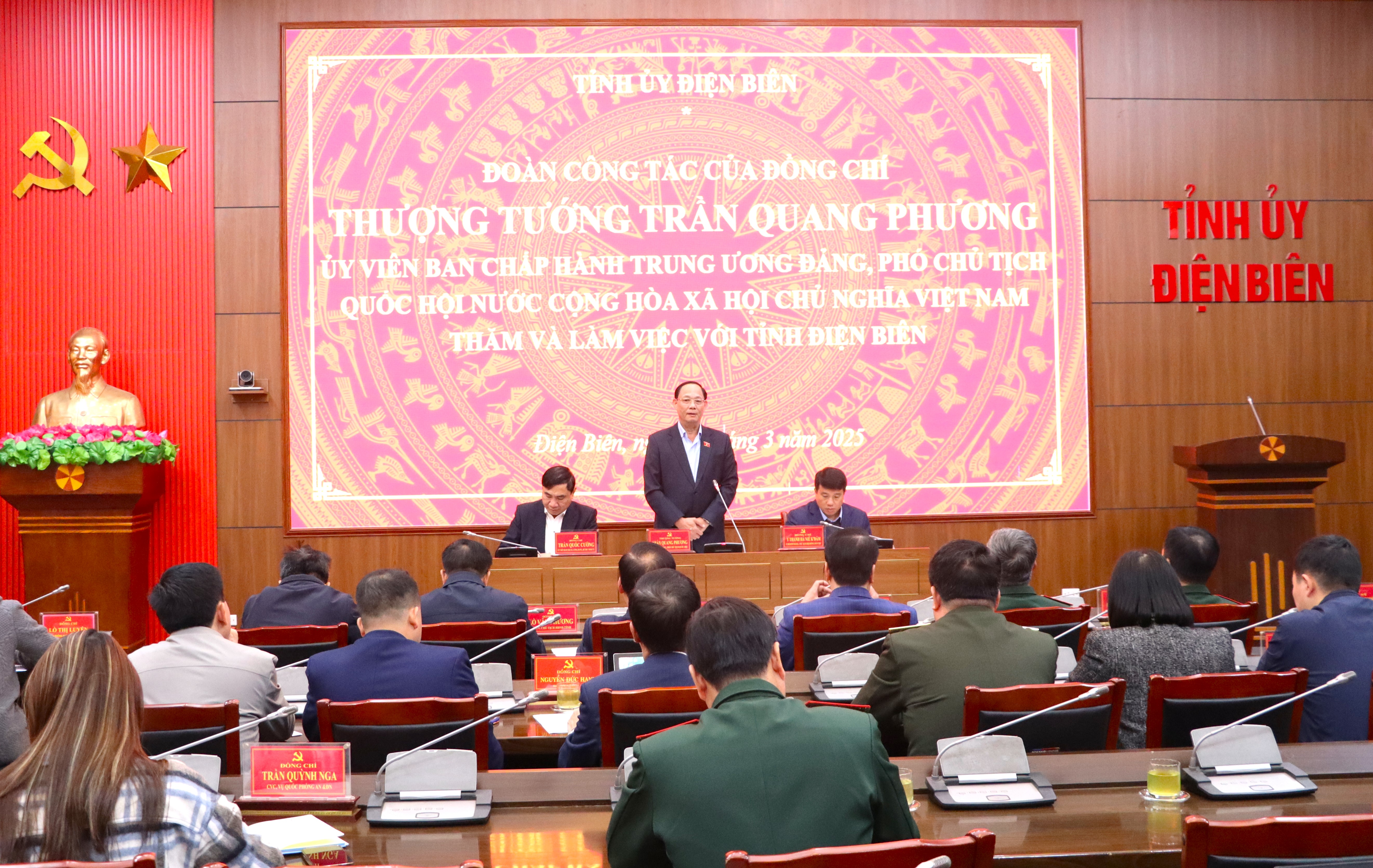 VPUB - Le lieutenant-général Tran Quang Phuong - Vice-président de l'Assemblée nationale travaille dans la province de Dien Bien