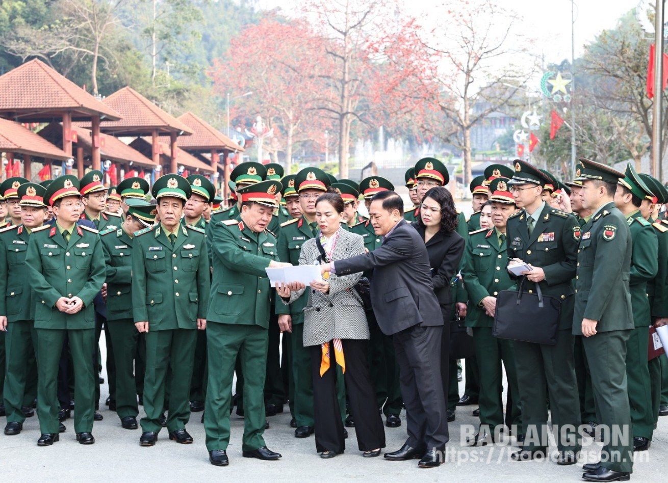 Senior Lieutenant General Hoang Xuan Chien, member of the Party Central Committee, member of the Central Military Commission, Deputy Minister of National Defense and members of the working delegation inspected the preparation of conditions for the exchange program at Huu Nghi International Border Gate.