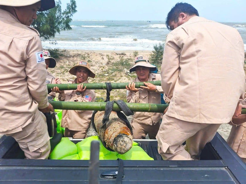 Quả bom được di chuyển về kho an toàn chờ hủy nổ tập trung.