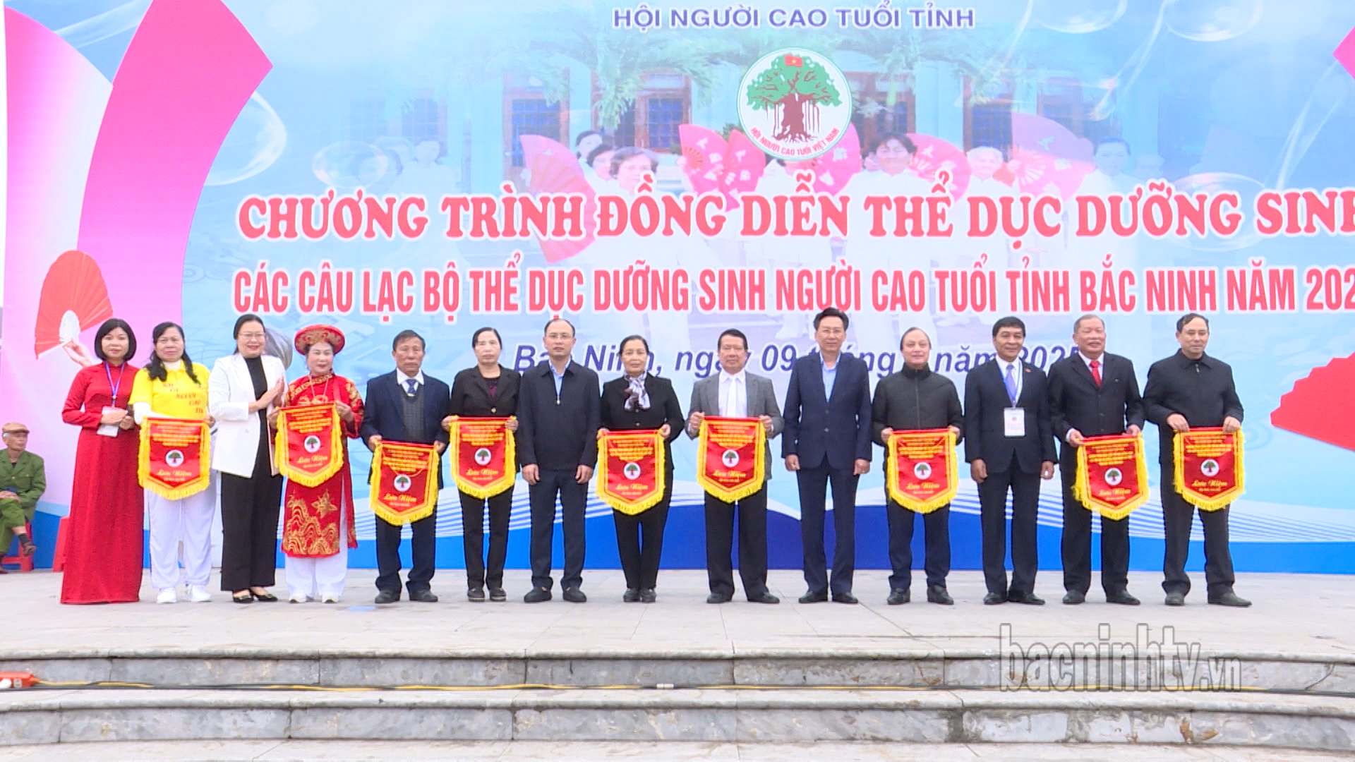 trao_co_luu_niem_dong_dien_duong_sinh