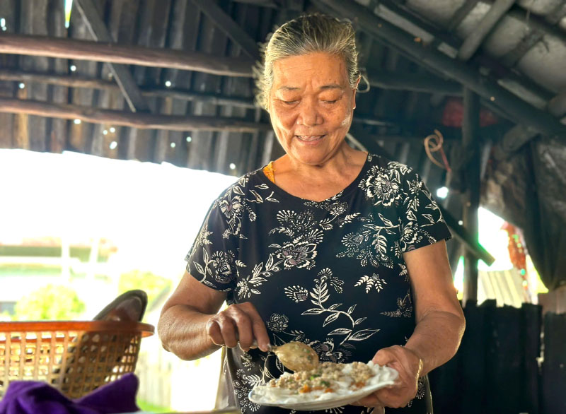 Bà Nguyễn Thị Thí và món bánh cuốn đã trở thành “thương hiệu”.