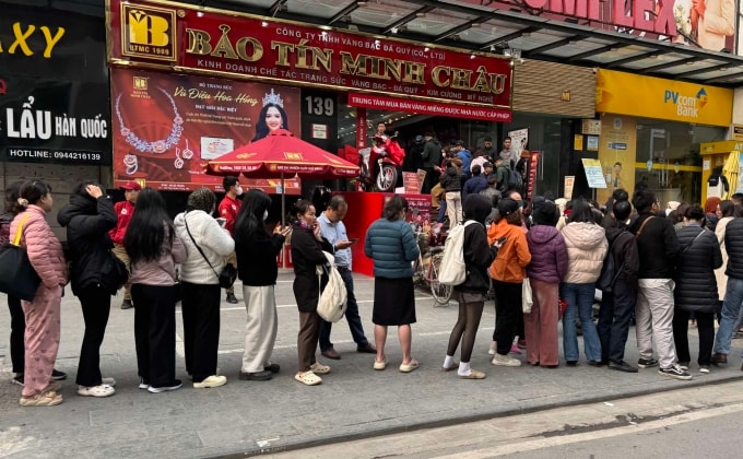 Am 19. März standen um 8:50 Uhr morgens Menschen auf dem Bürgersteig eines Goldladens in der Cau Giay Straße Schlange, um Gold zu handeln. Foto: Ngoc Thanh