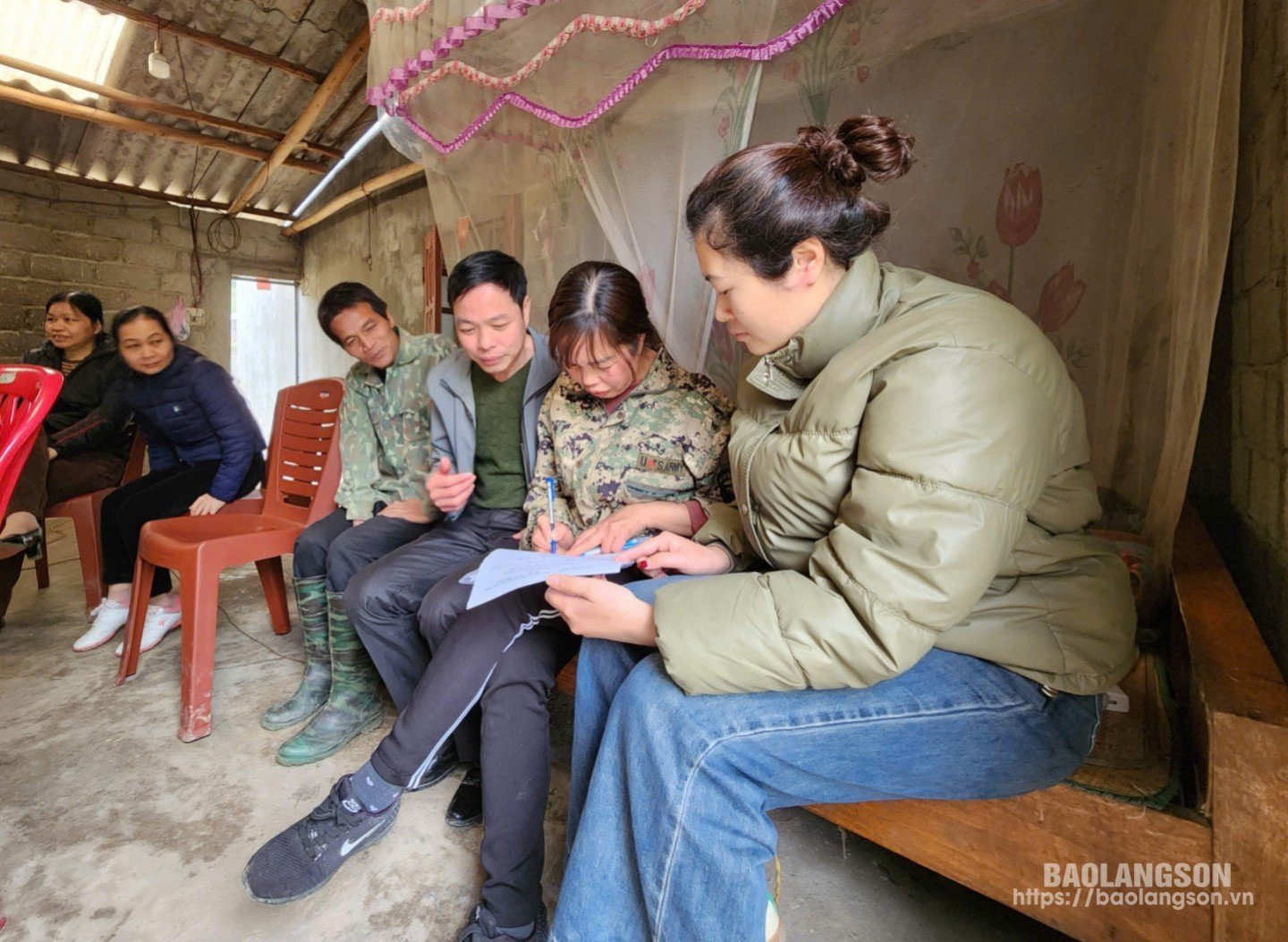 People signed a commitment to agree to relocate their houses to hand over the construction site for the Dong Dang - Tra Linh expressway project.