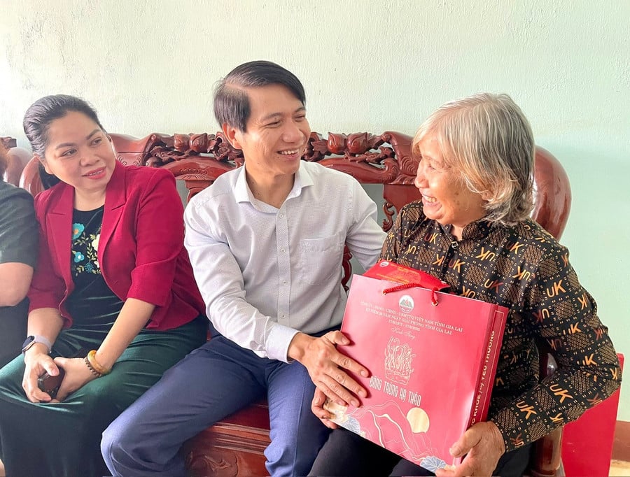 Visite et remise de cadeaux aux familles politiques et aux personnes méritantes de la ville de Pleiku et du district de Chu Prong