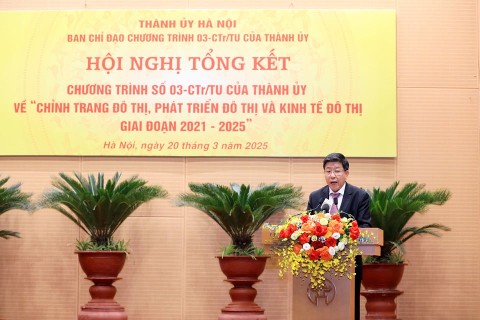 Le vice-président du Comité populaire de Hanoi, Duong Duc Tuan, chef adjoint du Comité permanent du Comité directeur du programme n° 03-CTr/TU, a fait rapport lors de la conférence.