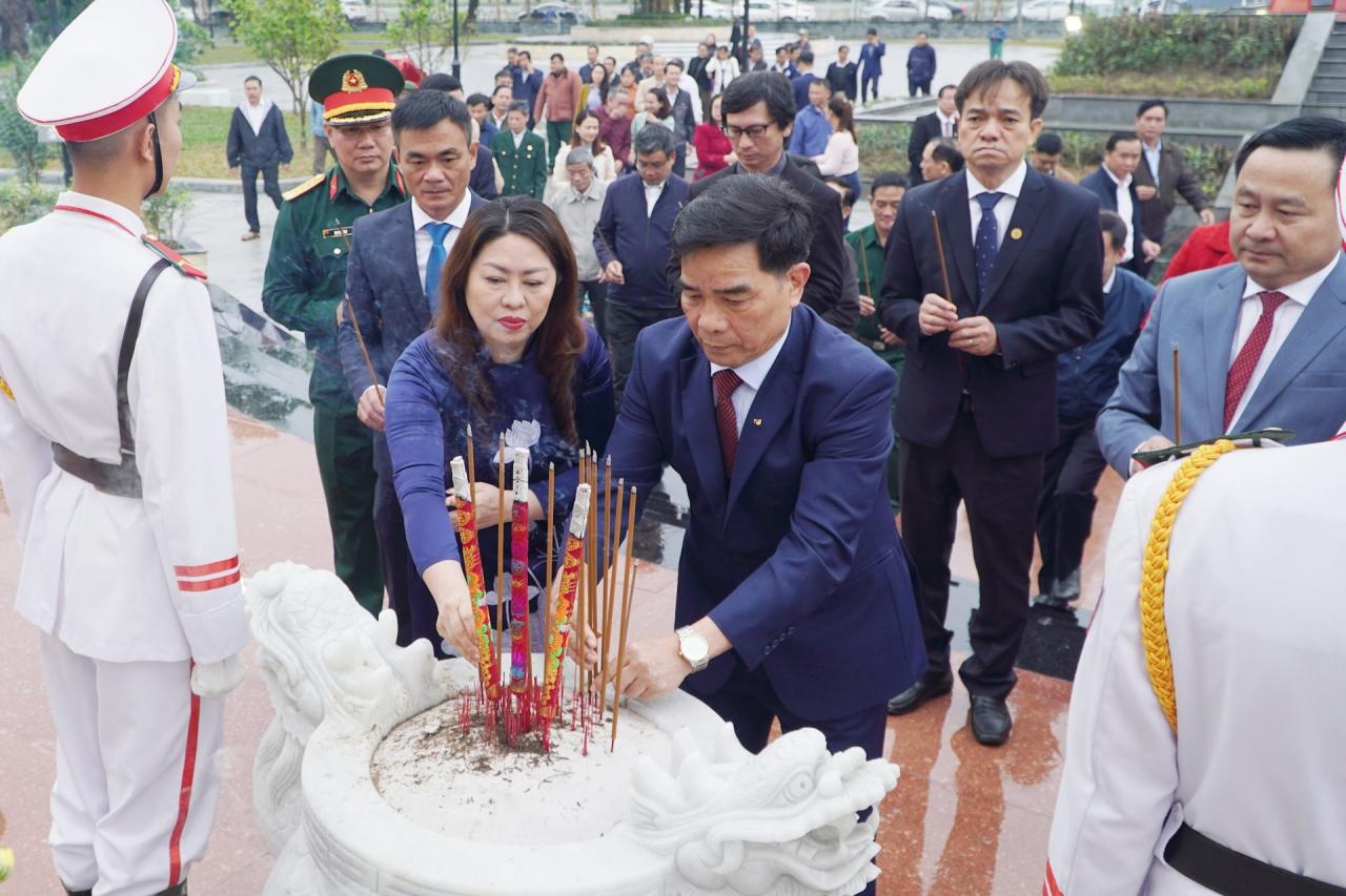 Les dirigeants provinciaux et les dirigeants de la ville de Tam Ky ont offert de l'encens lors de la cérémonie. Photo : PHAN VINH .jpg